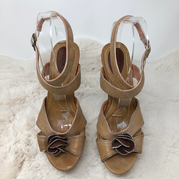 Fossil  Tan Flower Platform Women 4"Heels 1" Platform Sz 8.5 - Picture 4 of 9